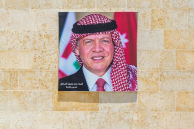 Kral 2. Abdullah 'ın fotoğrafı Ürdün' deki Amman Kalesi 'nin duvarında..