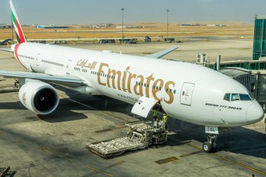 Emirates Havayolları uçağı, Amanman Jordan 'daki Kraliçe Alia Uluslararası Havalimanı' nın (QAIA) biniş kapısında..