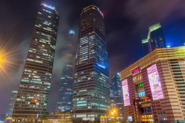 Shanghai 'da bulutlu bir günde Çin, Şangay' da altın ışıkla yağmurun ardından Pudong 'daki gökdelen manzarası.