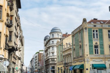 Belgrad ve Sırbistan 'ın modern binalarıyla sokak manzarası
