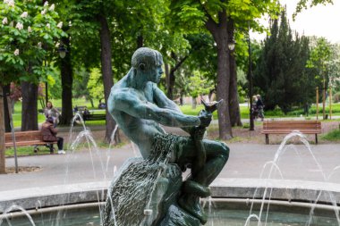 Belgrad 'daki Kalemegdan Kalesi' ndeki çeşmede yılanla mücadele eden insan heykeli