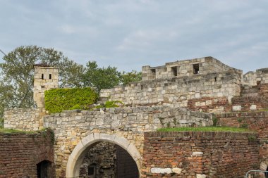 Sırbistan 'ın en popüler turizm beldesi olan Belgrad' daki Kalemegdan kalesinin karanlık kapısı 