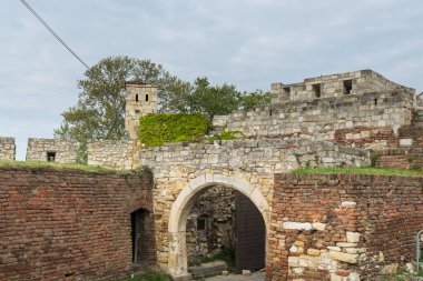 Sırbistan 'ın en popüler turizm beldesi olan Belgrad' daki Kalemegdan kalesinin karanlık kapısı 