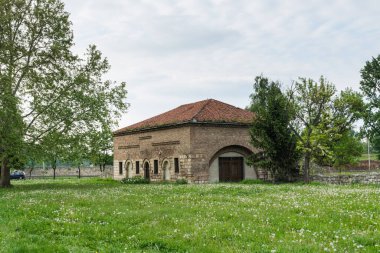 Sırbistan 'ın Belgrad kentindeki Kalemegdan kalesinde yeşil çimenli bir ortaçağ evi