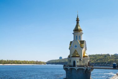 Kiev, Ukrain 'deki mavi gökyüzüne karşı Dinyeper Nehri' ndeki Su Kilisesi 'ndeki Aziz Nicolas Wondermaker.