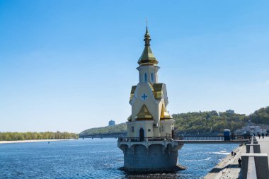 Kiev, Ukrain 'deki mavi gökyüzüne karşı Dinyeper Nehri' ndeki Su Kilisesi 'ndeki Aziz Nicolas Wondermaker.