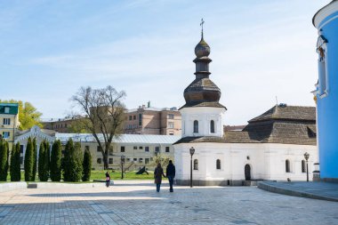 Ukrayna, Kiev 'deki Aziz Michaels Altın Kubbe Manastırı' ndaki turistler