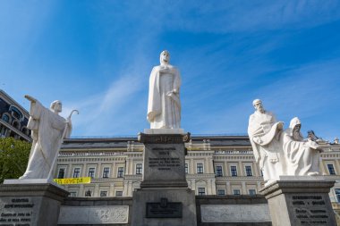 Mavi gökyüzüne karşı Prenses Olga Anıtı, Kiev, Ukrayna