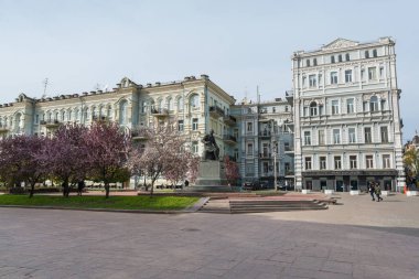 Ukrayna 'nın Kiev kentindeki Volodymyrska caddesinde Mykola Vitaliyovych Lysenko anıtı ve binaları