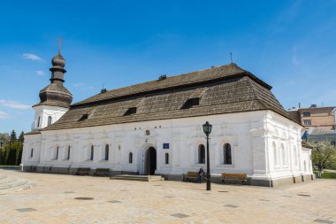 Ukrayna, Kiev 'deki Aziz Michaels Altın Kubbe Manastırı' nın inşası mavi gökyüzüne karşı