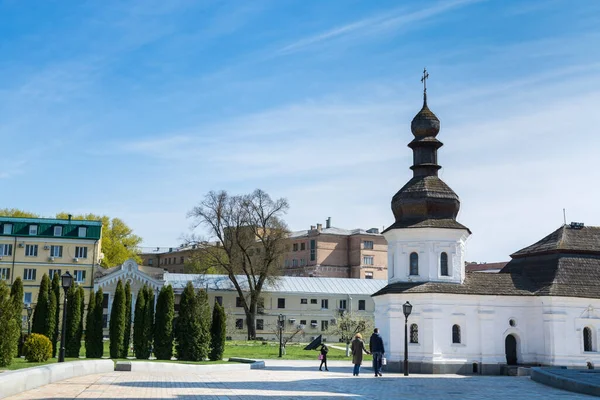 Ukrayna, Kiev 'deki Aziz Michaels Altın Kubbe Manastırı' ndaki turistler