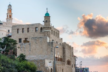 Eski Jaffa şehri, Tel Aviv 'in eski liman ve kıyı şeridi Tel Aviv, İsrail' de günbatımı altında.