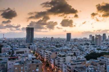 Tel Aviv şehrinin modern siluetleri ve İsrail 'deki Tel Aviv limanı yakınlarındaki lüks otellerin hava manzarası..