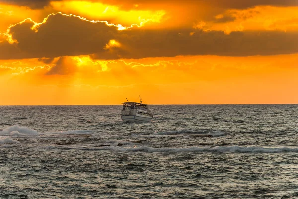 Güzel gün batımı ve altın alacakaranlık, ve bulutlar ve İsrail, Tel Aviv 'de Akdeniz' de yelken açan uzun bir yolcu gemisi