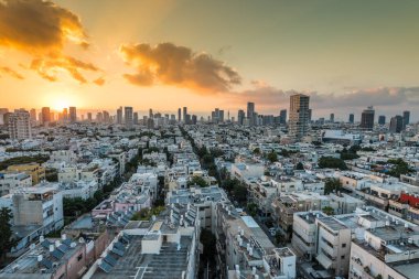 Tel Aviv şehrinin hava manzarasının doğuşu ve İsrail 'de yükselen güneşle modern gökyüzü..