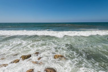 İsrail 'in Tel Aviv limanındaki Akdeniz' de akan sular ve dalgalar.