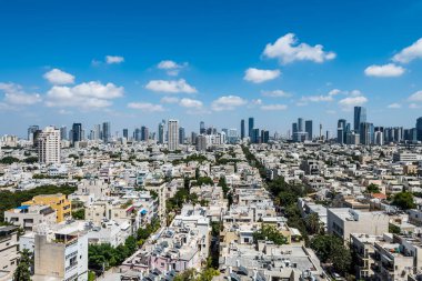 Modern gökyüzü ve lüks otellerle Tel Aviv şehrinin hava manzarası İsrail 'deki Tel Aviv limanı yakınlarındaki kumsalda mavi gökyüzüne karşıdır..