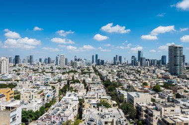 Modern gökyüzü ve lüks otellerle Tel Aviv şehrinin hava manzarası İsrail 'deki Tel Aviv limanı yakınlarındaki kumsalda mavi gökyüzüne karşıdır..