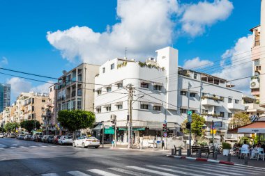 İsrail 'in Tel Aviv şehrinde modern Bauhaus tarzı evlere sahip sokak manzarası