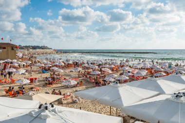 Birçok turist tatillerini Akdeniz 'de ve İsrail' in Tel Aviv sahilindeki şemsiyelerde geçirir..