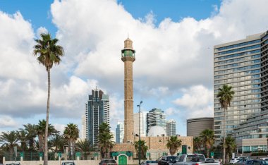 Hasan Bey 'in minaresi veya Hasan Bek Camii ve Tel Aviv-Yafo' daki Jaffa Sahili boyunca modern binalar..