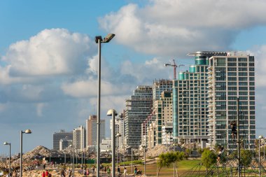 Tel Aviv sahilinde, Tel Aviv 'deki Sir Charles Clore parkına yakın bir sürü yüksek siluet ve lüks oteller var.