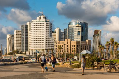 Tel Aviv sahilinde, Tel Aviv 'deki Sir Charles Clore parkına yakın bir sürü yüksek siluet ve lüks oteller var.