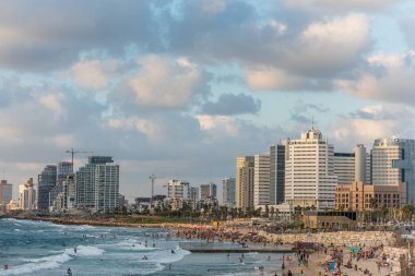 Tel Aviv sahilinde, Tel Aviv 'deki Sir Charles Clore parkına yakın bir sürü yüksek siluet ve lüks oteller var.