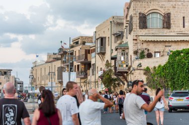 Eski Jaffa limanının yakınındaki eski Jaffa şehrinde bir sürü turist ve yerli var. Tel Aviv, İsrail