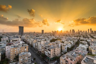 Tel Aviv şehrinin hava manzarasının doğuşu ve İsrail 'de yükselen güneşle modern gökyüzü..