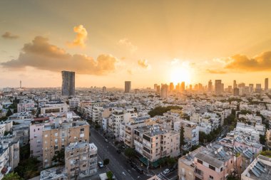 Tel Aviv şehrinin hava manzarasının doğuşu ve İsrail 'de yükselen güneşle modern gökyüzü..
