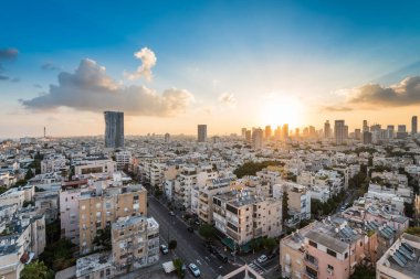 Tel Aviv şehrinin hava manzarasının doğuşu ve İsrail 'de yükselen güneşle modern gökyüzü..