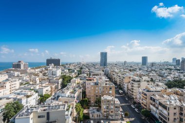 Modern gökyüzü ve lüks otellerle Tel Aviv şehrinin hava manzarası İsrail 'deki Tel Aviv limanı yakınlarındaki kumsalda mavi gökyüzüne karşıdır..