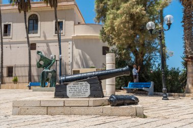 Eski Jaffa, Tel Aviv, İsrail 'deki St. Peter Kilisesi' nin önünde bir ortaçağ topu.