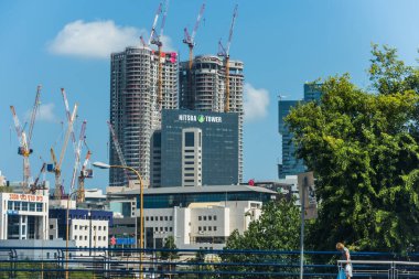 Tel Aviv 'in şehir merkezinde inşaat halindeki modern binayla sokak manzarası. İsrail