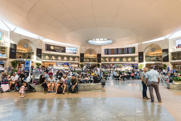 Muchos Pasajeros Zona Salida Terminal Del Aeropuerto Internacional Ben Gurion — Foto de Stock
