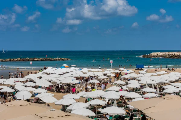 Birçok turist tatillerini ve şemsiyelerini İsrail 'in Tel Aviv plajında geçirirler..