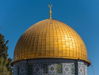 İsrail 'in Kudüs kentinin Tapınak Dağı' ndaki Altın Kubbe 'ye yakın çekim. İslam mimarisinin en eski eserlerinden biri.
