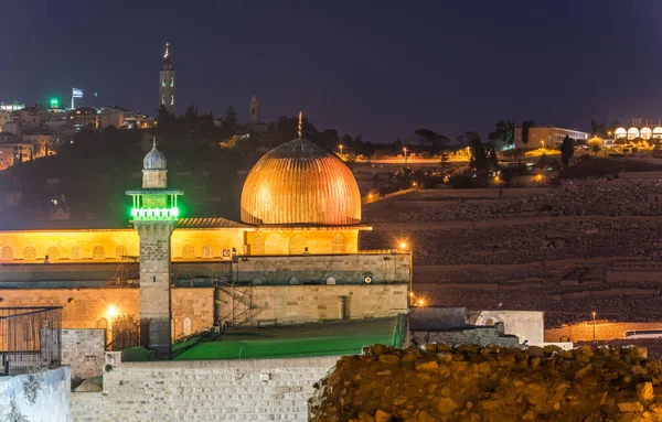 寺院の頂上に建てられたアル アクサ モスクの銀ドームの夜景 イスラム教のハラーム エシュ シャリフとして知られるアル ファカリヤ ミナレットとイスラエルの旧市街の壁 — ストック写真