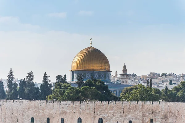神殿の岩の黄金のドームエルサレム旧市街の城壁 エルサレムのオリーブ山からの眺めイスラエル — ストック写真