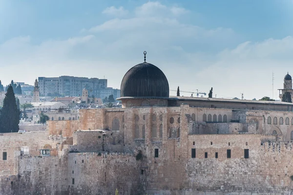 アクサ モスクの銀のドーム 神殿の丘の上に建てられ イスラム教のハラーム エシュ シャリフとして知られ イスラエルの旧市街の壁 — ストック写真
