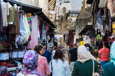 Kudüs Tapınağı 'ndaki Kudüs şehrinin içindeki Al-wad caddesindeki marketlerde bir çok turistin yürüdüğü cadde Arap mahallesi manzarası.