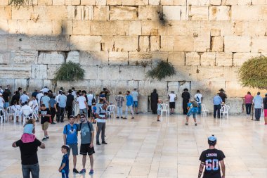 İsrail 'deki İkinci Yahudi Tapınağı' nın genişlemesinin bir parçası olan Eski Kudüs şehrindeki eski bir kireçtaşı duvarı olan Ağlama Duvarı 'ndaki Yahudi.