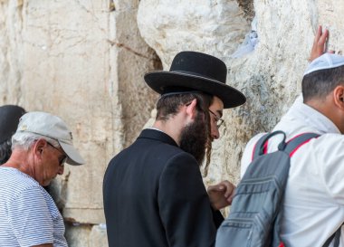 Batı Duvarı 'nda inleyen Otodoks Yahudiler, İsrail' in İkinci Yahudi Tapınağı 'nın genişlemesinin bir parçası olan Kudüs' teki antik bir kireçtaşı duvarı.