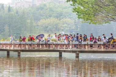 Tatillerde, Shenzhen 'de, Çin' de, Longtan Parkı 'nı çok sayıda turist ziyaret ediyor.