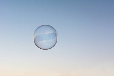 Mavi ve temiz gökyüzünde uçan bir sabun köpüğü