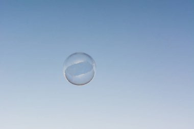 Mavi ve temiz gökyüzünde uçan bir sabun köpüğü