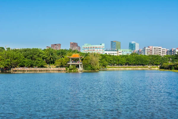 Lago Ilha Floresta Verde Pavilhão Tradicional Chinês Contra Céu Azul — Fotografia de Stock