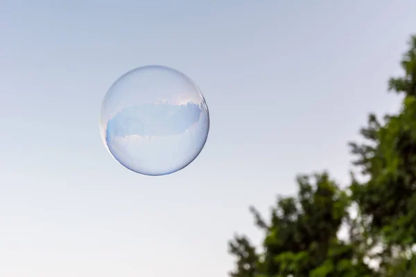 Mýdlová Bublina Létající Modré Čisté Obloze — Stock fotografie
