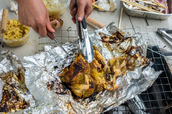 Rebanando Pollo Barbacoa Una Hoja Aluminio Con Cuchillo Pinza Una —  Fotos de Stock